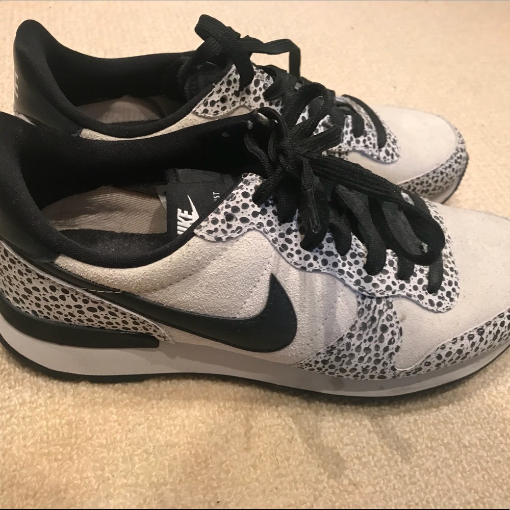 Nike Black & Beige Leopard Women’s Sneakers